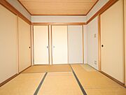 寝室にも客間にもできる1階和室です。小さなお子様のお昼寝場所や洗濯物を畳むなど、ちょっとした家事を行う場所に◎