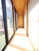 和室に隣接している縁側です。南東側からの窓から入る日差しはとても暖かく、日向ぼっこに◎
