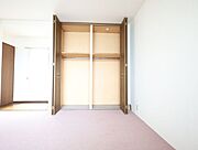 広々としたクローゼットはコートやワンピースはもちろん、ゴルフバッグ等大きめな物も楽々収納できます。