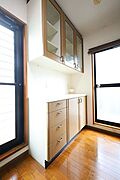 キッチン背面にはカップボードが付いています。家電がたっぷり置けるカウンターに、収納力あるの吊り収納付きです。