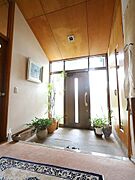 収納たっぷりでスッキリとした、明るく清潔感のある玄関。毎日気持ちよく迎え入れてくれる、心地よい住まいの入口です。