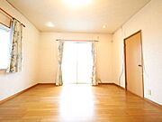 10帖でゆったり広々とした主寝室！ベッドなどの家具を置いても十分余裕があります。