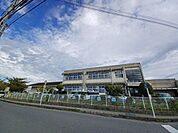 葉山東幼児園平成15年から栗東市で乳幼児保育総合化を実施し始めたことにより、総合化して幼児園となりました。園舎は別々ですが、預かり保育や行事など多くのところで協力していく姿勢が根付いてきています…