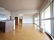 オープンでのびやかな空間を生み出すひろびろとしたLDK。家族との時間を大切にした住空間です。