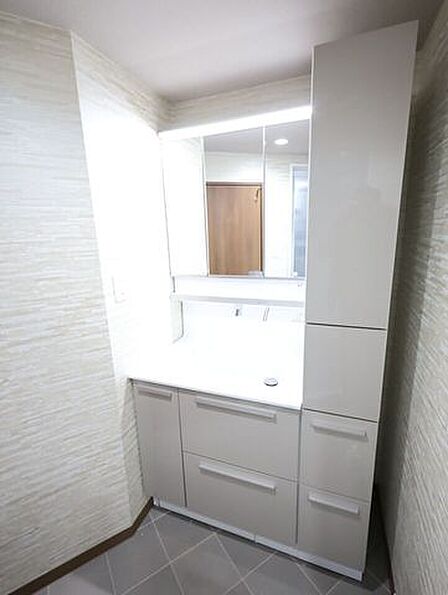収納たっぷりの洗面台で、すっきりとした空間をキープ。使いやすさと美しさを兼ね備えた快適な暮らしを実現。