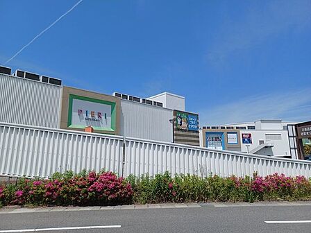 ピエリ守山水辺にある現代的で広いモール。フードコート、海外ファッション ブランド店があり、景色が楽しめる。 650m