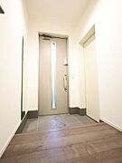 開放感たっぷりの玄関。姿見付でお出かけ前の最終チェックもできます。