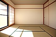 多目的に利用できるリビング併設の和室