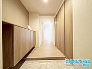 玄関ドアからあたたかな光が入り込みます♪
