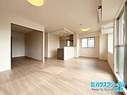 大きくとった窓から明るい光が入るLDK♪
