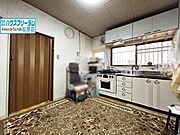 壁付キッチンなのでダイニングを広々使えます。