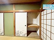 和室にも収納が確保されています。