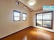 2面採光の明るいお部屋は寝室にぴったりです。