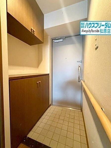 シューズBOX完備、小物を飾ることも出来ます。