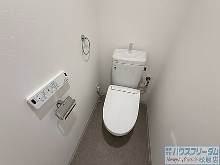 少し奥行きのあるトイレで、圧迫感がありません♪