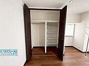 リビングにも収納がございます♪