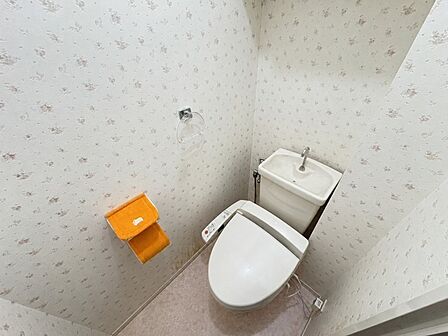 少し奥行きのあるトイレで、圧迫感がありません♪