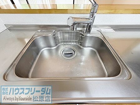 大きな鍋もらくらく洗えるサイズのシンク。