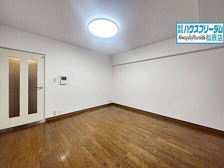 どんな家具にも合わせやすいナチュラルな内装です。