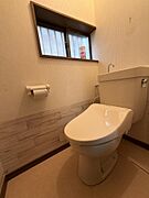 トイレも窓があって換気も安心。