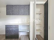 キッチン背面にはカップボードとパントリーがございます(^^♪