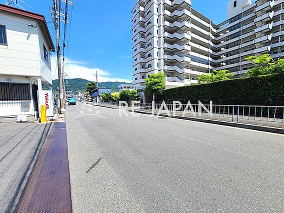歩道付きの前面...
