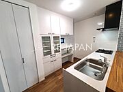 キッチン背面にはカップボードとパントリー収納がございます(^^♪