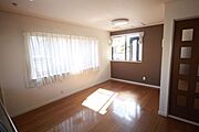シンプルで使い易いシステムキッチンは広々とした空間で、楽しく料理ができます