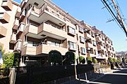 明るく爽やかな色合いの外観♪