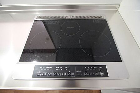 【IH】サッとひと拭きで簡単にお手入れできるため、汚れやすいコンロもキレイに保てます。