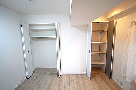 家具の配置のし易い室内です。趣味の部屋としても充分な広さを確保しております。