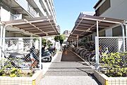 【駐輪場】広さがしっかり確保された、敷地内駐輪場。屋根付きで雨や風から守ってくれます。