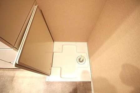 【洗濯機置場】パウダールームに設置されていて家事動線もスムーズです。