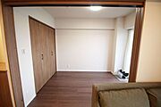リビングに隣接するお部屋の扉を開放して繋げて使えば広いリビングダイニングになります。家族との時間、自分の時間共に大切にできる空間がここにあります。