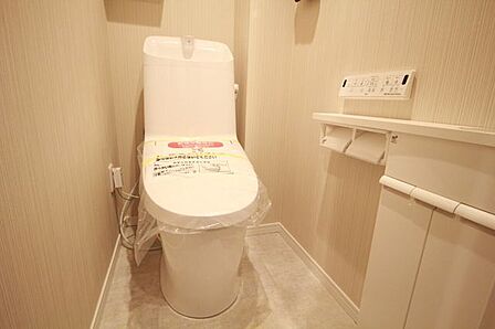 白を基調とした、清潔感と爽やかさが溢れるトイレスペースです。余計な装飾のないシンプルなデザインが、お掃除のしやすさとクリーンな印象を際立たせています。