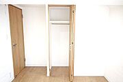 シンプルな内装だからこそ、お気に入りのベッドリネンや家具が美しく映え、自分好みの癒やし空間を自由に作り上げることができます。