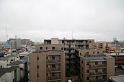前面を遮る高い建物がなく、どこまでも広がるパノラマビューが魅力！心地よい風と圧倒的な開放感を日常的に感じられる贅沢な特等席です。都会の喧騒を忘れ、ホッと一息つける爽快な景色が広がります。