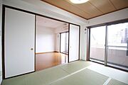リビングのとなりには和室がございます。客間としてもお子様のお昼寝場所としてもあると何かと便利です。