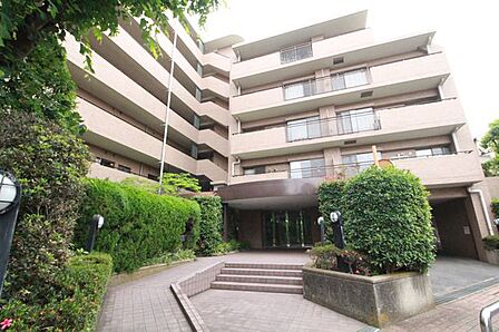 外壁がお洒落な仕上がり！周囲には高い建物のないエリア。青い空が大きく感じますね