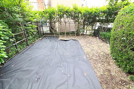 【専用庭】リビングの窓を開けて1歩踏み出せば、プライベート感のある自分専用のお庭スペース。特別を感じる魅力的な空間です。