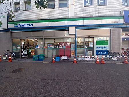 ファミリーマート西新井駅東口店 910m