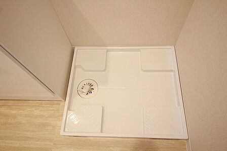 【洗濯機置場】パウダールームに設置されていて家事動線もスムーズです。