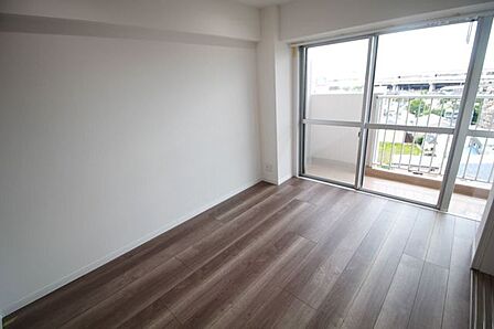 穏やかな寛ぎを届ける上質仕様のゆとりある居室。バルコニーにも面し、風通しも良く、明るい陽射しが入る心地よい空間です。