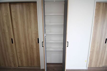 【クローゼット】各居室に完備！快適にお過ごしいただけます。荷物の多い方でもストレスなく生活できる素敵なマンションです。