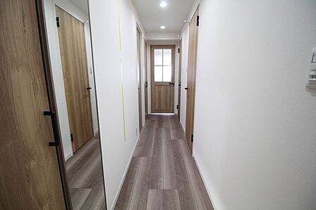 明るく開放的な廊下が、家全体に心地よい風と光を届けます。