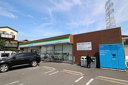 ファミリーマート　足立中央本町4丁目店 260m