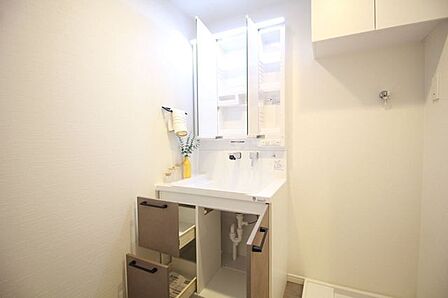 【三面鏡化粧台】収納力と機能性に優れお手入れもラクラク。朝の身支度もこれで快適です!
