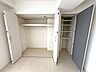 収納：【収納】衣類から大型荷物まで丸ごとすっきりと収まる、大容量のウォークインクローゼット。