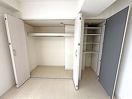 【収納】衣類から大型荷物まで丸ごとすっきりと収まる、大容量のウォークインクローゼット。