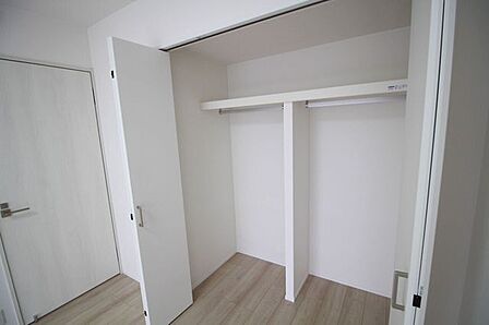 【クローゼット】洋服の保管やしまうスペースは大人1人につき約一畳分が理想です。通路を確保できればより快適に使いこなせます。